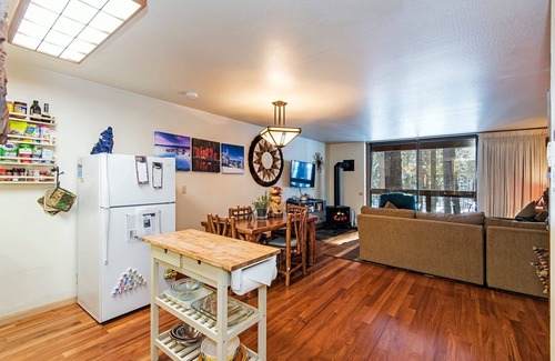 Truckee Apartment | Cozy Condo in a Peaceful Forest Setting, Quick Walk to Village, Pet-Friendly