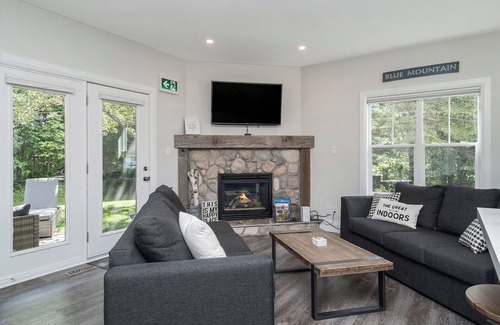 The Blue Mountains Condo | Cozy Condo-let in Blue Mountain - w/seasonal pool and shuttle to B.M Village