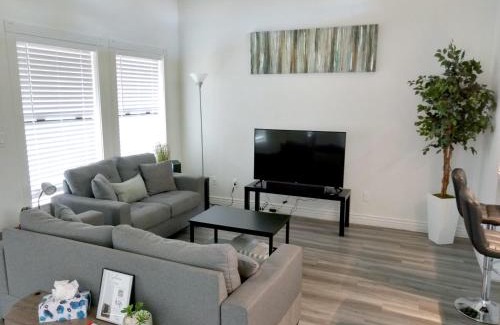 Mesa House | Cozy condo near MCC with pool, BBQ, covered parking