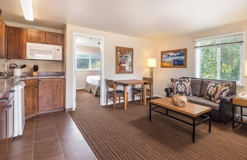 Estes Park Resort | Cozy Condo Near Rocky Mountain National Park w/Fireplace, Resort Pool & WiFi