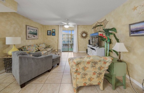Gulf Shores Condo | Cozy condo on the white sand beach with pool