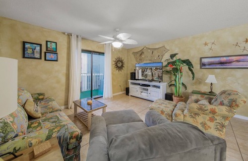 Gulf Shores Condo | Cozy condo on the white sand beach with pool
