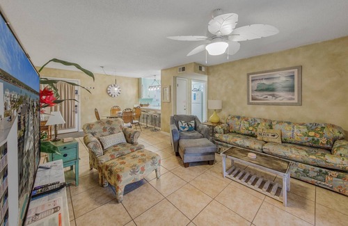 Gulf Shores Condo | Cozy condo on the white sand beach with pool