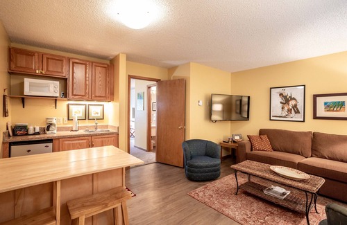 Bigfork Condo | Cozy condo w/great location by Flathead Lake - Cozy Marina Cay Getaway