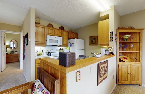 Warren Condo | Cozy Condo with 3 Pools, Sauna, Hot tubs, Tennis - Walk to Sugarbush Resort