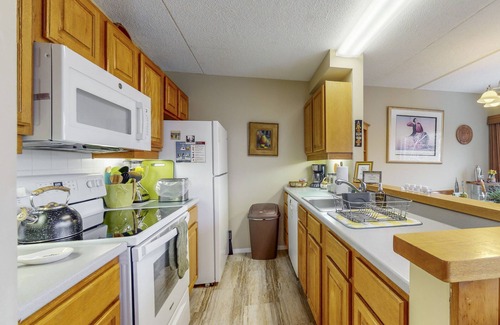 Warren Condo | Cozy Condo with 3 Pools, Sauna, Hot tubs, Tennis - Walk to Sugarbush Resort