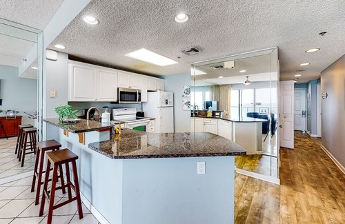 Destin Condo | Cozy condo with Gulf-front balcony & great views - near shops & dining