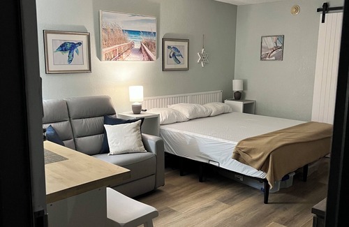 Whitfield Hotel | Cozy condotel with King Bed, WiFi, great pool, fitness room and much more!