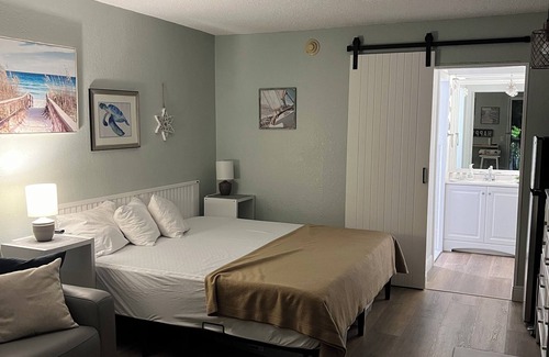 Whitfield Hotel | Cozy condotel with King Bed, WiFi, great pool, fitness room and much more!