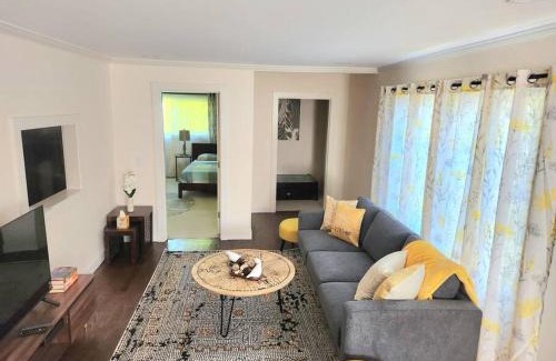 Mann Apartment | Cozy contemporary 2BR with Sofa bed in the office