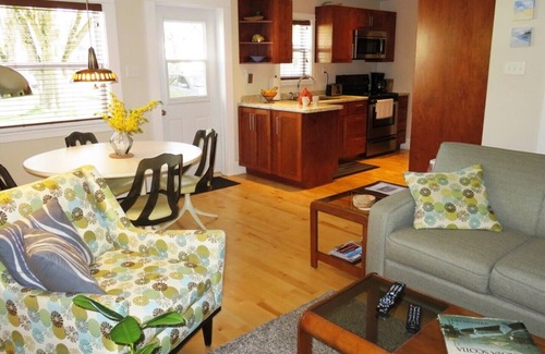 Shelburne House | Cozy Contemporary Cottage 10 mins to beach