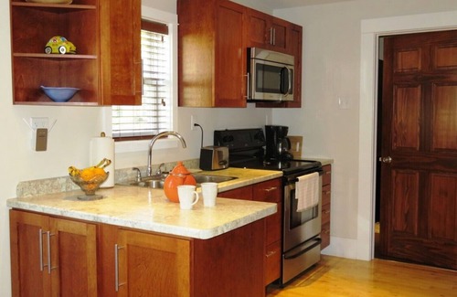 Shelburne House | Cozy Contemporary Cottage 10 mins to beach