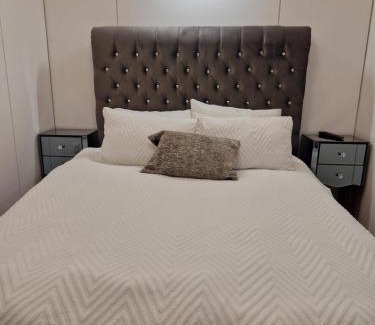 St Hilary House | Cozy & Contemporary Lodge by the woods