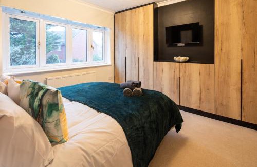 Staple Hill House | Cozy Contractor 5 bedroom 2bath home WIFI Parking SMART TV