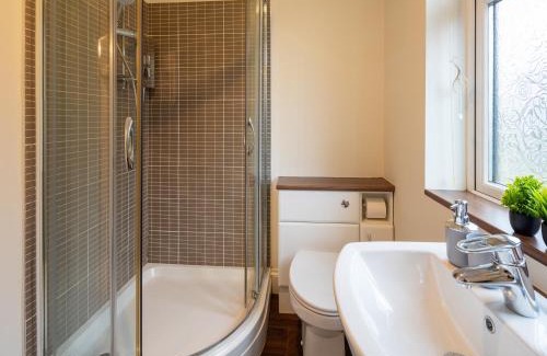Staple Hill House | Cozy Contractor 5 bedroom 2bath home WIFI Parking SMART TV