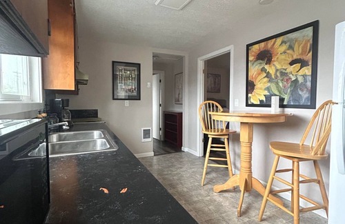 Dallas Apartment | Cozy Convenience, walking distance to nearly everything. Pet-Friendly!