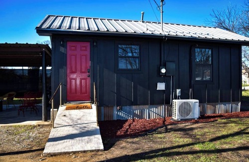 Brownwood House | Cozy & Convenient Bungalow - Downtown & HPU