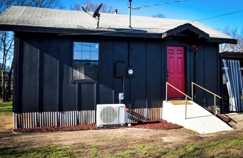 Brownwood House | Cozy & Convenient Bungalow - Downtown & HPU