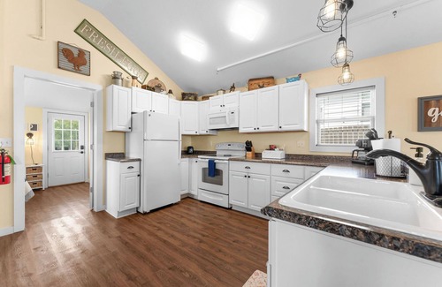 Downtown Branson House | Cozy Coop Cottage | Walk to Downtown Branson