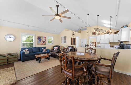 Downtown Branson House | Cozy Coop Cottage | Walk to Downtown Branson
