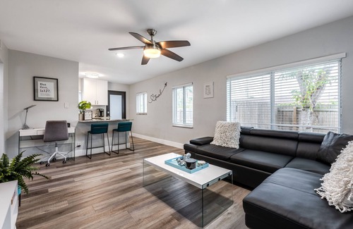 Delray Beach Cottage | Cozy Corner Cottage 2BR 1BA HUGE fenced in Yard