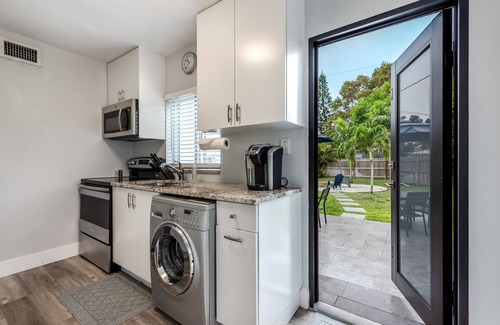 Delray Beach Cottage | Cozy Corner Cottage 2BR 1BA HUGE fenced in Yard