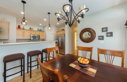 Boise House | Cozy Corner House by the Boise Greenbelt, Fairgrounds, Revolution Concert House.