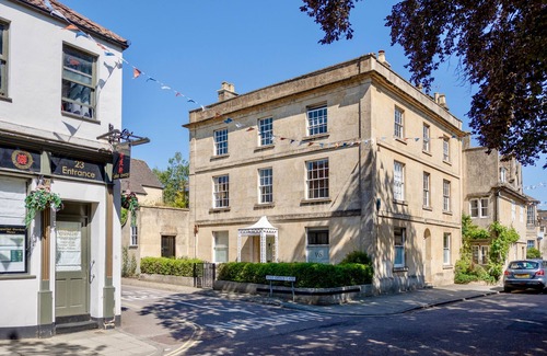 Corsham Apartment | Cozy Corsham Apartment with 2 Bedrooms
