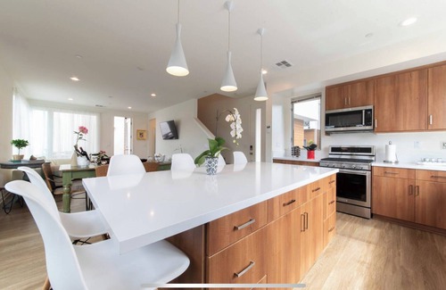 Downtown House | Cozy Costa Mesa Retreat, 2 blocks from city of Newport Beach