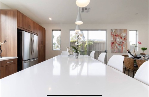 Downtown House | Cozy Costa Mesa Retreat, 2 blocks from city of Newport Beach