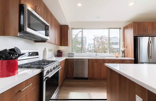 Downtown House | Cozy Costa Mesa Retreat, 2 blocks from city of Newport Beach