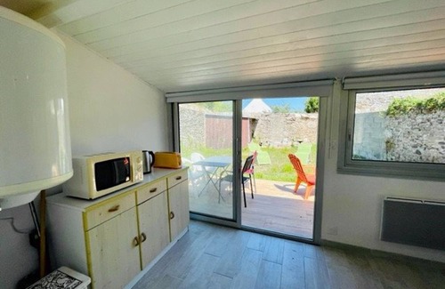 Saint-Pierre-Quiberon Villa | Cozy Cottage in Quiet Area, 700m from Wild Coast, 1km from Beach, Private Garden, Parking