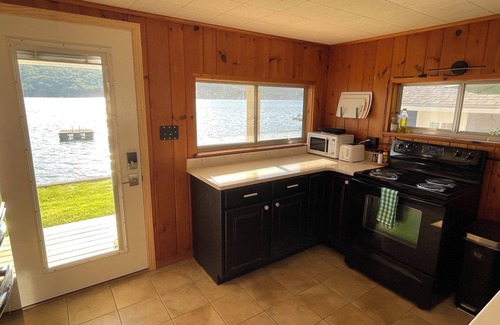 Dundee Cottage | Cozy cottage 3 steps away from the lake!