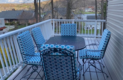 Treasure Lake House | Cozy Cottage 500 Yards to Main Beach