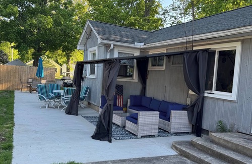 Bay Port House | Cozy cottage across from the Lake