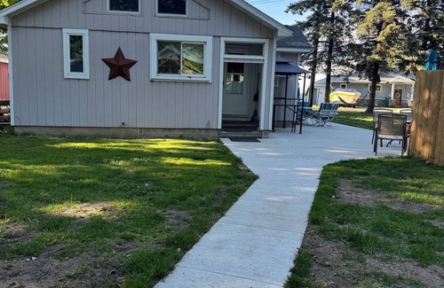 Bay Port House | Cozy cottage across from the Lake