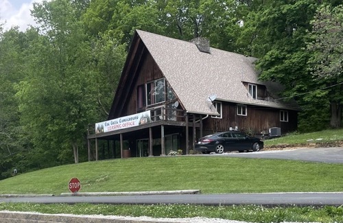 Verona House | Cozy Cottage at Oak Creek Campground (pool, pet friendly, dog park, near Ark)