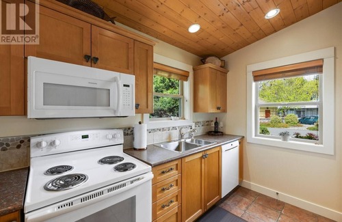 Regional District of Nanaimo Cottage | Cozy Cottage at Oceanside Village Parksville. MAX. ONE WEEK STAY Lic. #53483