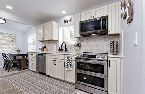 Hoodsport Cottage | Cozy cottage for snuggling up! Within walking distance to Hoodsport!