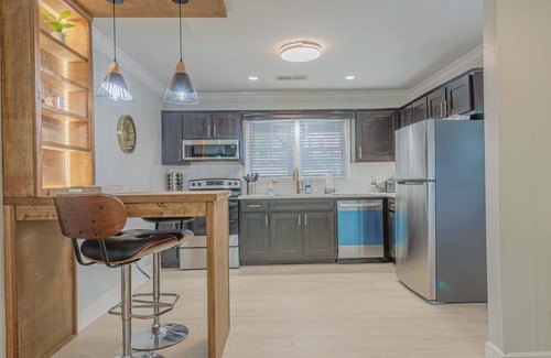 Columbus House | Cozy Cottage Getaway| 2bed | 2bath