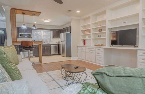 Columbus House | Cozy Cottage Getaway| 2bed | 2bath