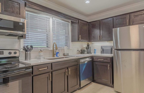 Columbus House | Cozy Cottage Getaway| 2bed | 2bath