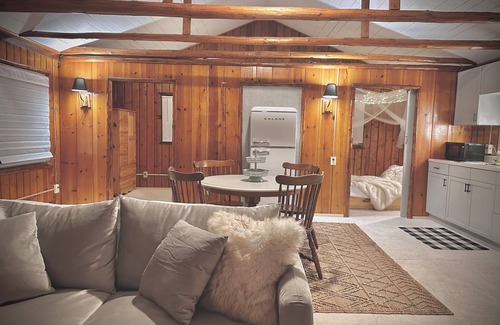 Greenbush House | Cozy Cottage, Hot Tub, Sauna