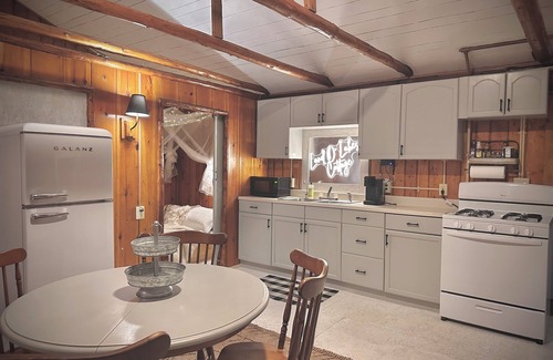 Greenbush House | Cozy Cottage, Hot Tub, Sauna