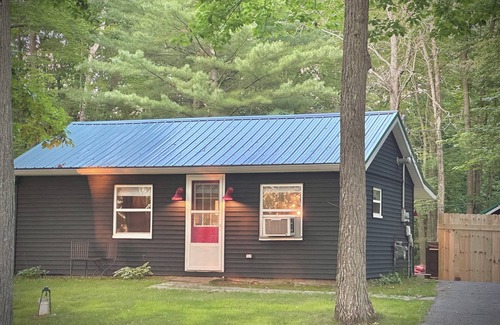 Greenbush House | Cozy Cottage, Hot Tub, Sauna