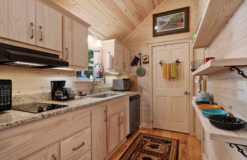 Highlands Cottage | Cozy Cottage in a Quiet Community; walking distance to Main Street!