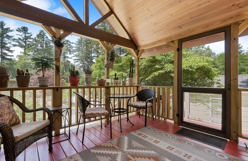 Highlands Cottage | Cozy Cottage in a Quiet Community; walking distance to Main Street!