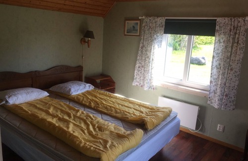 Kopingsvik House | Cozy cottage in front of private lake