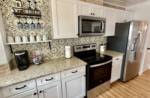 Jacksonville Cottage | Cozy cottage in peaceful, rural setting, 15min away from public beach on lake