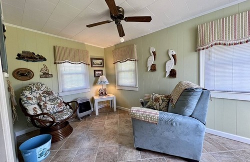 Marshallberg House | Cozy Cottage in quiet neighborhood not far from beaches